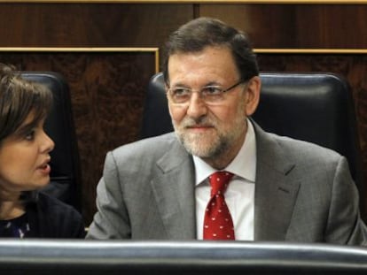 El presidente del Gobierno, Mariano Rajoy, junto a la vicepresidenta, Soraya S&aacute;enz de Santamar&iacute;a