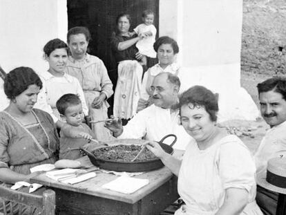 Familia zampando paella -o arroz con cosas- sin prejuicios. Cullera, 1920