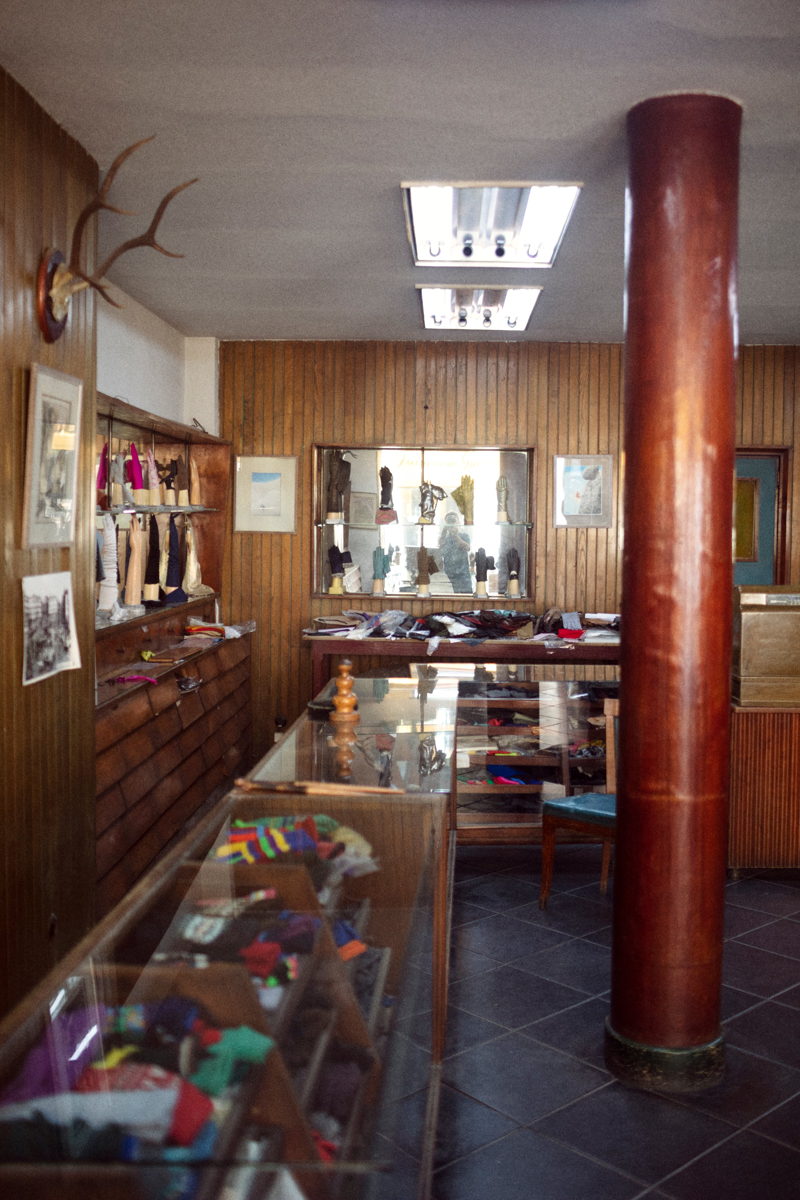 Guantes Luque. Creada en 1886, esta tienda de venta de guantes cercana a la Puerta del Sol está regentada por Álvaro Ruiz: “Mi negocio es único, está muy especializado. Por eso hemos sobrevivido”.