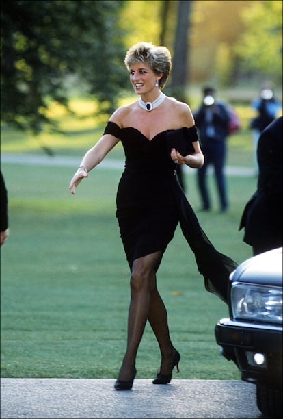 El conocido como el “vestido de la venganza” es uno de los más icónicos de la historia de la monarquía británica. En junio de 1994, después de más de un año de especulaciones sobre las razones de la ruptura entre el príncipe Carlos y Diana, se estrenaba el documental titulado 'Carlos: la persona privada, el papel público', en el que este confesaba haberle sido infiel. “Fui fiel hasta que tuve claro que nuestro matrimonio estaba irreparablemente roto”, declaró. Esa misma noche, la llamada princesa del pueblo acudía a una fiesta organizada por la revista 'Vanity Fair' en la Serpentine Gallery de Londres con un vestido corto de color negro que dejaba los hombros al descubierto. Una creación de la diseñadora griega Christina Stambolian que Lady Di había comprado años antes, en 1991, pero había permanecido intacto en su armario hasta entonces por ser demasiado provocativo.