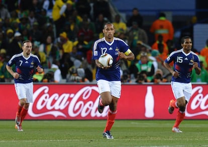 Thierry Henry lleva el balón hasta el centro del terreno de juego tras el gol marcado por su compañero de la selección francesa Malouda.