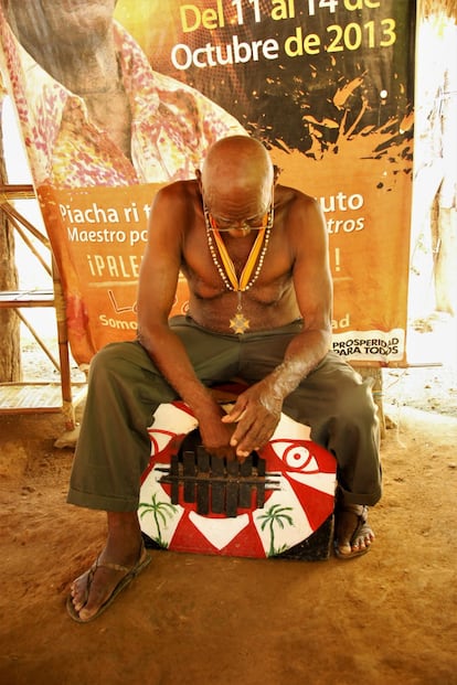 El maestro Cassiani es un músico palenquero y participa en los tours turísticos organizados en Palenque hablando con los visitantes y ofreciéndoles su música. Los circuitos guiados no consisten en dar un paseo por el pueblo, sino en empaparse de su cultura y compartir experiencias con sus habitantes.
