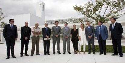 Alberto Núñez Feijóo, ante la sede del instituto Padre Rubinos con asistentes a su inauguración.