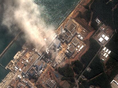 Imagen aérea del incendio que siguió a una explosión en el reactor 3 de la central nuclear de Fukushima, a 240 kilómetors de Tokio.