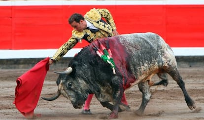 El diestro Antonio Ferrera en su segundo toro de la tarde, ayer en Vista Alegre.