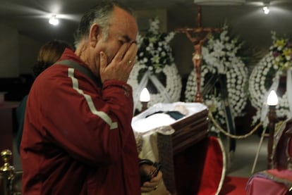 Familiares, amigos, toreros, gente de la política y la cultura y vecinos del barrio están despidiéndose de Antoñete por última vez. La afluencia de personas que quieren rendir homenaje al matador es cada vez mayor, informa Rosa Jiménez Cano.