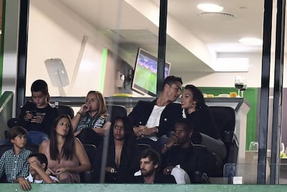 Cristiano Ronaldo se mostró muy atento con su novia.