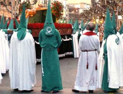 Un preso ha sido indultado en Logroño a petición de la Cofradía de las Siete Palabras y el Silencio de Logroño. En un acto tradicional que se repite cada año, los cofrades han bailado la imagen de un Cristo yacente ante el Palacio de Justicia de la ciudad riojana. El indultado ha sido un joven de 30 años condenado a tres de prisión por un delito contra la salud pública (en el centro de la imagen).