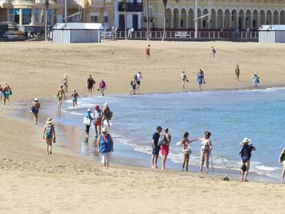 Turistas en la playa de Las Canteras (Las Palmas).