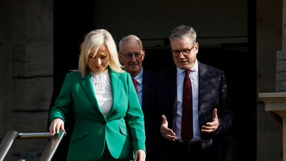 La ministra principal de Irlanda del Norte, Michelle O´Neill, recibe este lunes en Belfast al primer ministro británico, Keir Starmer.