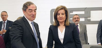 Juan Rosell, presidente de CEOE, con F&aacute;tima B&aacute;&ntilde;ez, ministra de Empleo y Seguridad Social.