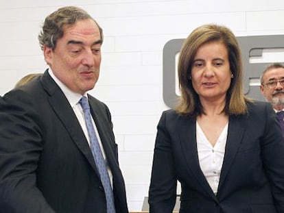 Juan Rosell, presidente de CEOE, con F&aacute;tima B&aacute;&ntilde;ez, ministra de Empleo y Seguridad Social.