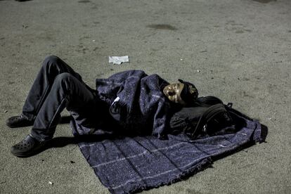 Un hombre duerme en el suelo. No todos los integrantes de la caravana lograron refugio al interior de las carpas instaladas por el Gobierno mexicano.