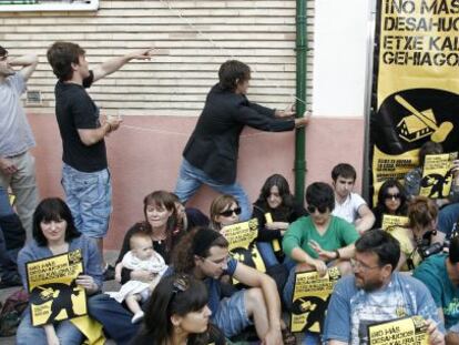 Un grupo de indignados se concentra en Navarra frente a la vivienda de unos jubilados para evitar su desahucio.
