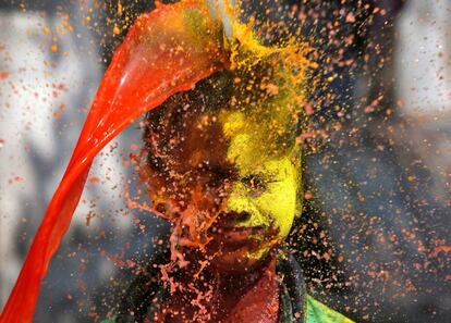 Un niño reacciona mientras le tiran agua de color en su cara durante el festival Holi en Calcuta (India), el 2 de marzo de 2018.

