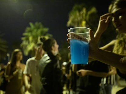 Una joven con un cubata durante el botellón celebrado en las playas de Barcelona el fin de semana de La Mercè.