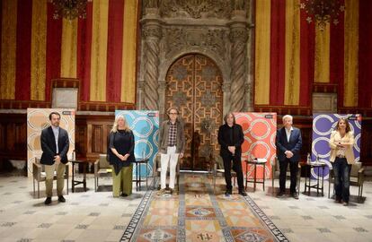 Óscar Ramirez (PP), Gemma Sendra (ERC), Joan Subirats (PSC), Ferran Mascarell (JuntxCat) i Eva Parera (Barcelona pel Canvi), després de la presentació del Pacte per la Cultura a Barcelona.