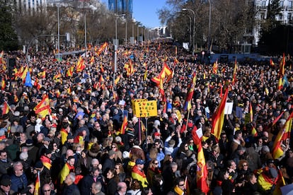 "No se trata de izquierdas, derechas o centro, sino que se trata de no permanecer impasible ante la grave erosión de nuestras instituciones, el deterioro de nuestra democracia y el debilitamiento de nuestro Estado", ha asegurado el manifiesto leído durante la concentración.