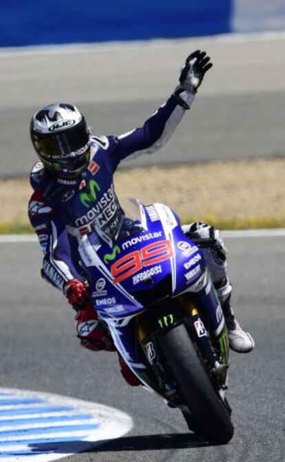 Lorenzo saluda al acabar la carrera.