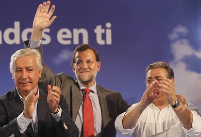 Mariano Rajoy junto a Javier Arenas (i) y Juan Ignacio Zoido (d), en una imagen de archivo.