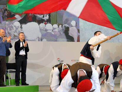 Iñigo Urkullu, Juan José Ibarretxe y Andoni Ortuzar, en Bilbao en 2013 durante la celebración del Aberri Eguna