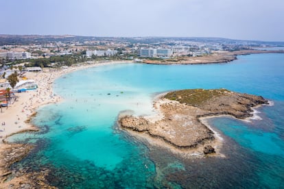 Playa de Nissi (Ayia Napa, Chipre). Esta es una hermosa cala de arena blanca, agua azul transparente y un animado ambiente de fiesta. Hay muchas comodidades, como tumbonas, baños y estacionamiento gratuito. Los niños pueden chapotear en las olas poco profundas y los adultos pueden montar en moto acuática o remar.