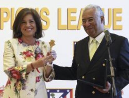 GRA086. MADRID, 08/05/2014.- La alcaldesa de Madrid, Ana Botella, recibe al alcalde de Lisboa, Antonio Costa, en Palacio de Cibeles, sede del Ayuntamiento de la capital de España, para tratar sobre la final de la Liga de Campeones que disputarán Atlético y Real Madrid el próximo 24 de mayo en la capital portuguesa. EFE/Ballesteros