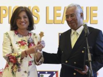 GRA086. MADRID, 08/05/2014.- La alcaldesa de Madrid, Ana Botella, recibe al alcalde de Lisboa, Antonio Costa, en Palacio de Cibeles, sede del Ayuntamiento de la capital de Espa&ntilde;a, para tratar sobre la final de la Liga de Campeones que disputar&aacute;n Atl&eacute;tico y Real Madrid el pr&oacute;ximo 24 de mayo en la capital portuguesa. EFE/Ballesteros