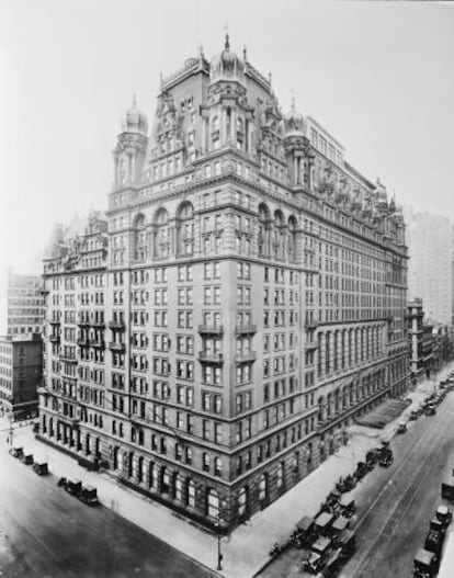 Por recomendación de su hijo, Lina Astor se mudó a la parte alta de Manhattan y, junto al hotel Waldorf levantó el Astoria, cuatro plantas más alto y mucho más lujoso que el de su sobrino. Ambos se fusionarían para formar el mítico Waldorf-Astoria. |