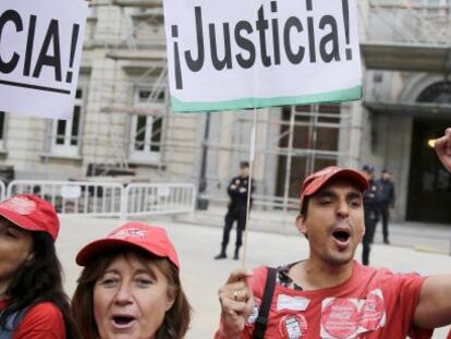 Protesta de trabajadores de Coca-Cola Iberian Partner ante el Supremo.