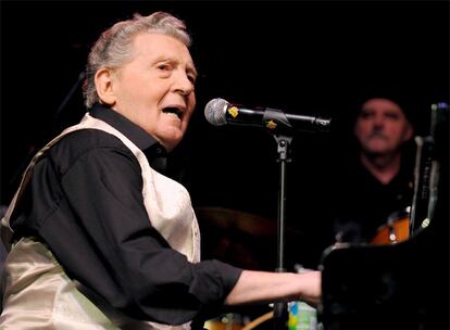 El veterano pianista y cantante Jerry Lee Lewis, que en su juventud solía quemar pianos en el escenario, actuó anoche en Mannheim, Alemania, junto a un compatriota veterano, la leyenda de la guitarra Chuck Berry.