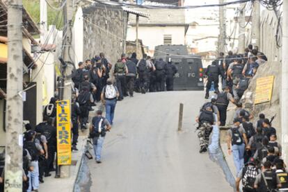 Decenas de policías comienzan su despliegue en el Complexo do Alemão de Río de Janeiro.