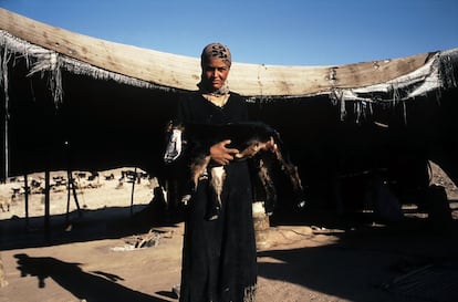 Fatima Abdullah, 21 a?os frente a su jaima beduina donde vive con su familia. Su padre, un beduino de Petra sigue llevando una vida tradicional dedicado a la agricultura, la plantacin de tabaco y la cra de ganado caprino. Fatima se dedica a cuidar de los animales y en la noche prepara el hilo de cabra para el tejido de las caractersticas jaimas negras de los beduinos.