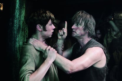 David Kross y Detlev Buck en un fotograma de 'Midiendo el mundo'.