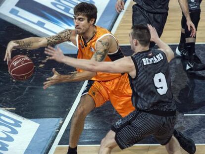 Andy Panko, a la izquierda, ante la presión del escolta del Bilbao Basket Dairis Bertans.