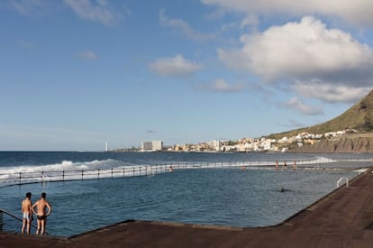 El bar de las Piscinas, regentado por un antiguo gladiador de lucha canaria, está junto a las piscinas naturales de Bajamar.