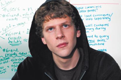 <b>La capucha y las ecuaciones no engañan: Jesse Eisenberg en el papel de Mark Zuckerberg.</b>