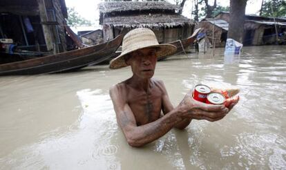 Un hombre recibe ayuda en Nyaung Tone, una de las localidades afectadas por las inundaciones que han asolado varias regiones de Myanmar.