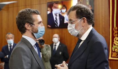 El presidente del PP Pablo Casado, y el expresidente Mariano Rajoy, tras la ceremonia de toma de posesión de Feijóo en el Parlamento gallego.