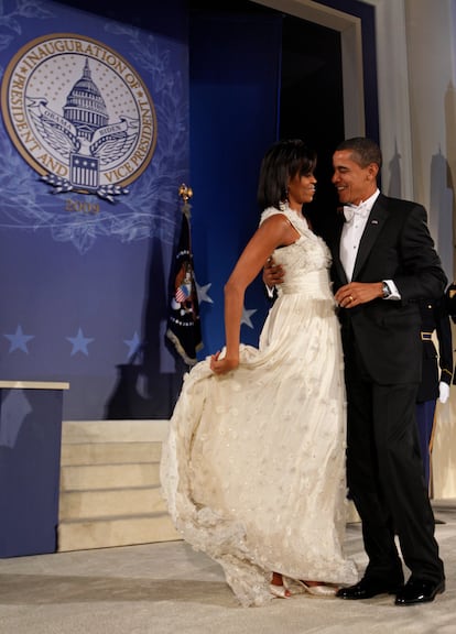 El matrimonio Obama baila durante una de las fiestas tras la primera investidura. 