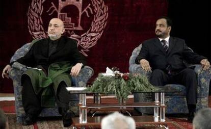 Imagen de archivo en la que se ve al gobernador provincial de Kunduz (noreste de Afganistán), Mohammad Omar (derecha), junto al presidente del país, Hamid Karzai (izquierda). Omar ha fallecido hoy en un atentado con coche bomba en la provincia vecina de Takhar. La fotografía fue obtenida el 12 de abril de 2010.