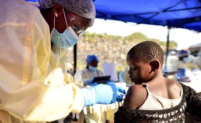 Un médico vacuna a un niño en el centro de salud Himbi, en Goma.