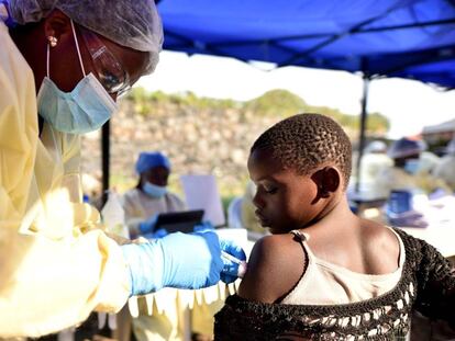 Un médico vacuna a un niño en el centro de salud Himbi, en Goma.