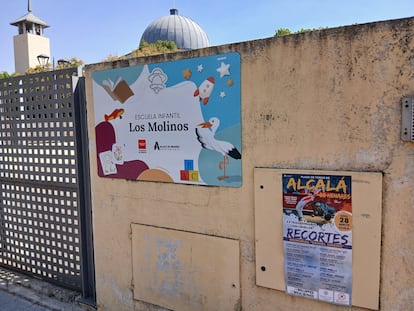 Un cartel promocional de la Feria Taurina a la salida de una escuela infantil de Alcalá de Henares.