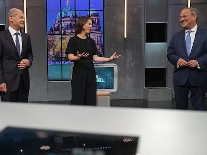 Olaf Scholz, el candidato socialdemócrata (izquierda), habla con la líder de los Verdes, Annalena Baerbock, y con el candidato democristiano, Armin Laschet antes de empezar el tercer y último debate electoral.