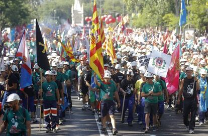 Las banderas de las zonas afectadas por la supresión de las ayudas públicas han ondeado durante toda la marcha.