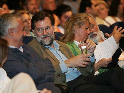 Mariano Rajoy, entre Javier Arenas (izquierda), Ángeles Muñoz y Miguel Arias Cañete, en Marbella.
