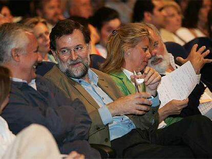 Mariano Rajoy, entre Javier Arenas (izquierda), Ángeles Muñoz y Miguel Arias Cañete, en Marbella.