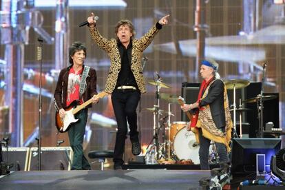De izquierda a derecha, Ronnie Wood, Mick Jagger y Keith Richards, ayer en un momento de su concierto en Hyde Park.