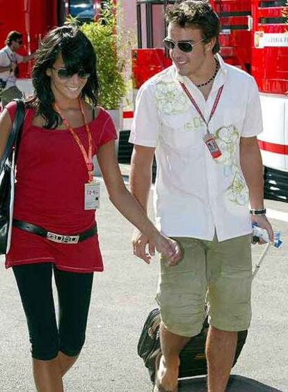 Raquel del Rosario y Fernando Alonso.